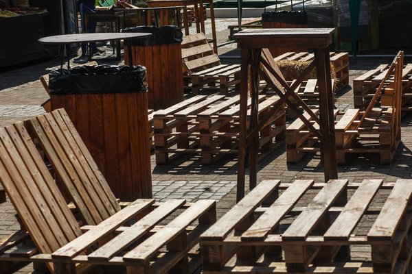 Styles et designs variés du banc à barreaux en châtaignier